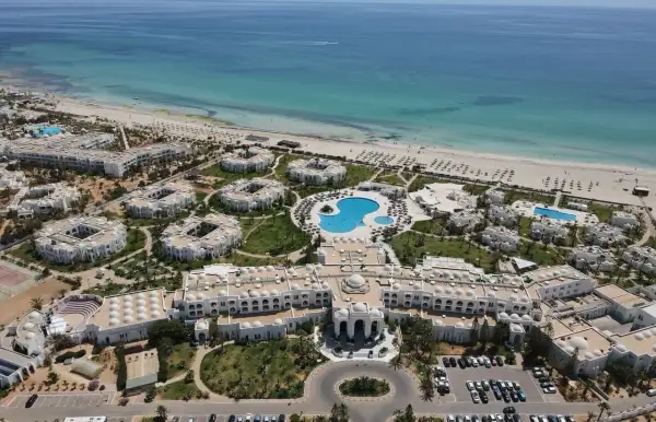 Widok z lotu ptaka na kompleks hotelowy Vincci Helios Beach z basenami i plażą. Wiele pozytywnych vincci helios beach opinie potwierdza urok tego miejsca.