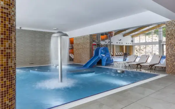 Basen z atrakcjami: zjeżdżalnia w kształcie słonia, wodospad i leżaki. Idealne miejsce na rodzinny wypoczynek, zgodnie z pozytywnymi **blue mountain resort opinie**.