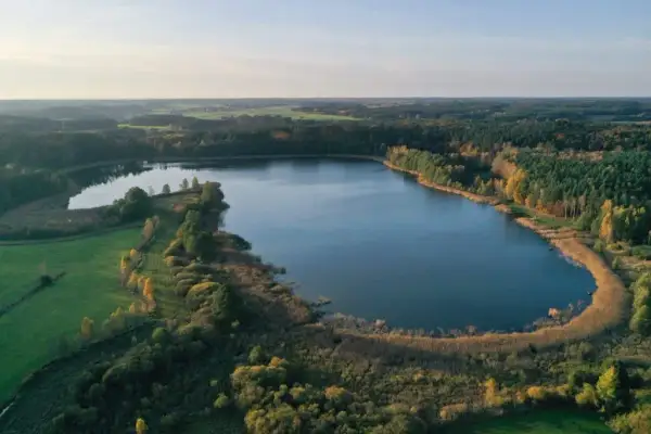 Jezioro Ostrowite w Borach Tucholskich - tajemnice i atrakcje czekają