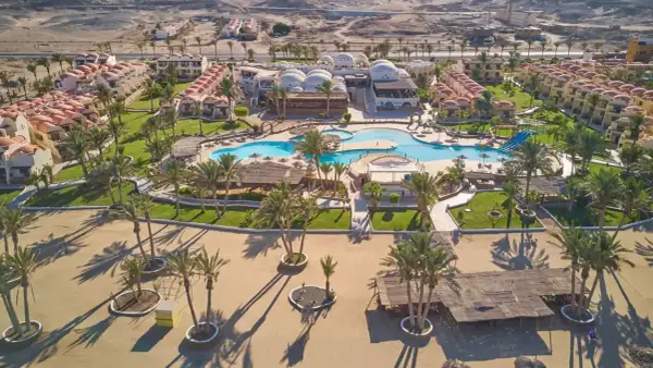 Widok z lotu ptaka na Protels Crystal Beach Resort z basenem, zjeżdżalniami i palmami. Opinie o tym miejscu są zazwyczaj pozytywne.