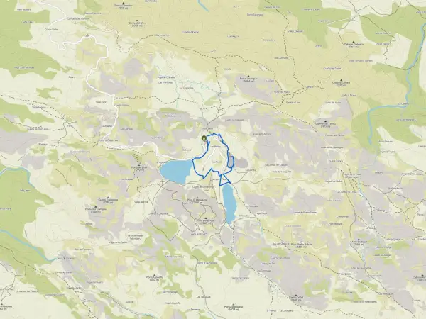 Mapa szlaków turystycznych w **Picos de Europa** z zaznaczonymi jeziorami Lagos de Covadonga i szczytami.