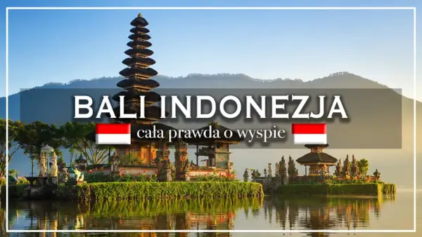 Wspaniały widok na Bali, kiedy na balu marzysz o podróży. Woda odbija świątynie i góry.