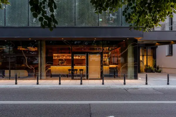 Elegancki bar i restauracja w hotelu Nobu Warszawa, widoczne przez duże okna od strony ulicy.