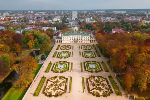 Pałac Branickich w Białymstoku, jeden z najpiękniejszych przykładów architektury barokowej, otoczony jesiennym parkiem. To jedno z tych **ciekawe miasta w Polsce**, które warto odwiedzić.