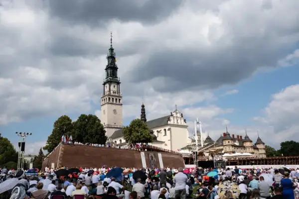 Tłumy ludzi zgromadzone przed Jasną Górą, oczekujące na nadchodzące wydarzenia.