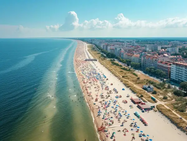 Słoneczna plaża Stogi tętni życiem. Tłumy plażowiczów, kolorowe parasole i spokojne morze tworzą letni obraz.