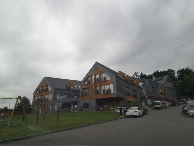 Nowoczesny hotel z drewnianymi i kamiennymi elementami, placem zabaw i parkingiem. Wiele pozytywnych osada-sniezka opinie potwierdza jego urok.